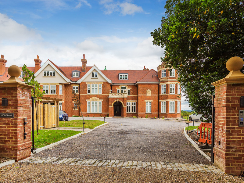 2 Bed Apartment To Rent in Horley